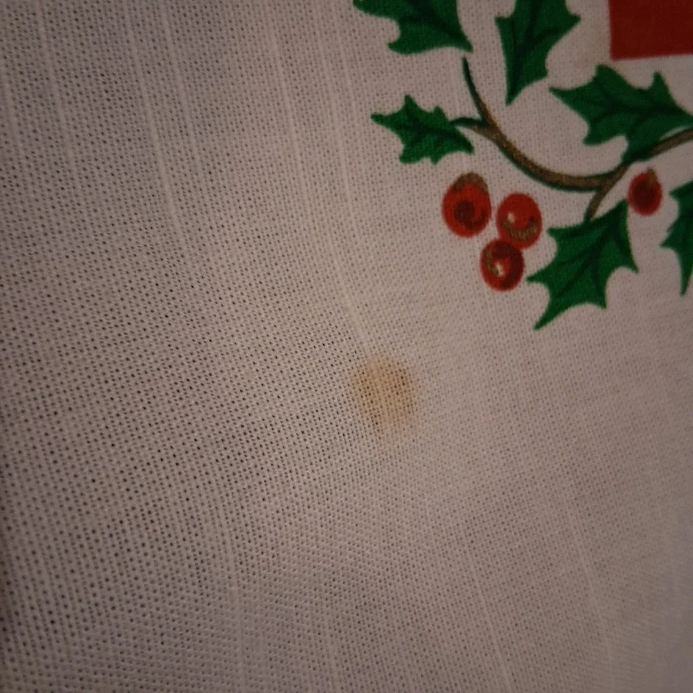 Vtg Christmas Scalloped Hem Tablecloth 50x68